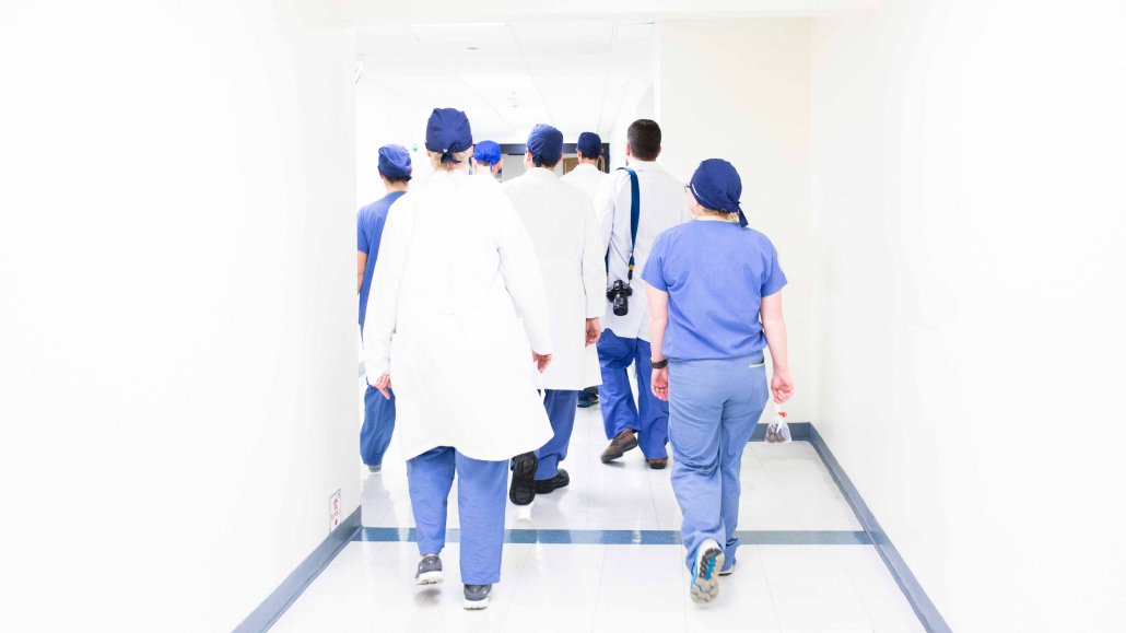 Image och doctors and nurses walking in corridor