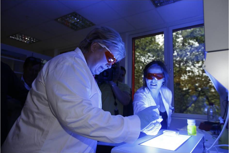 Prime Minister Erna Solberg pays a visit to one of the cancer research labs.