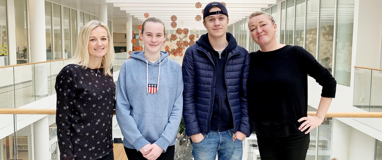 Bente Prestegård from Oslo Cancer Cluster and Ragni Fet from Ullern Upper Secondary School with two of the students in the research program.