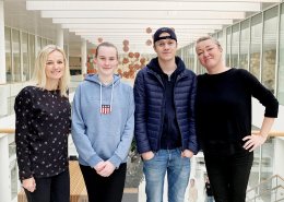 Bente Prestegård from Oslo Cancer Cluster and Ragni Fet from Ullern Upper Secondary School with two of the students in the research program.