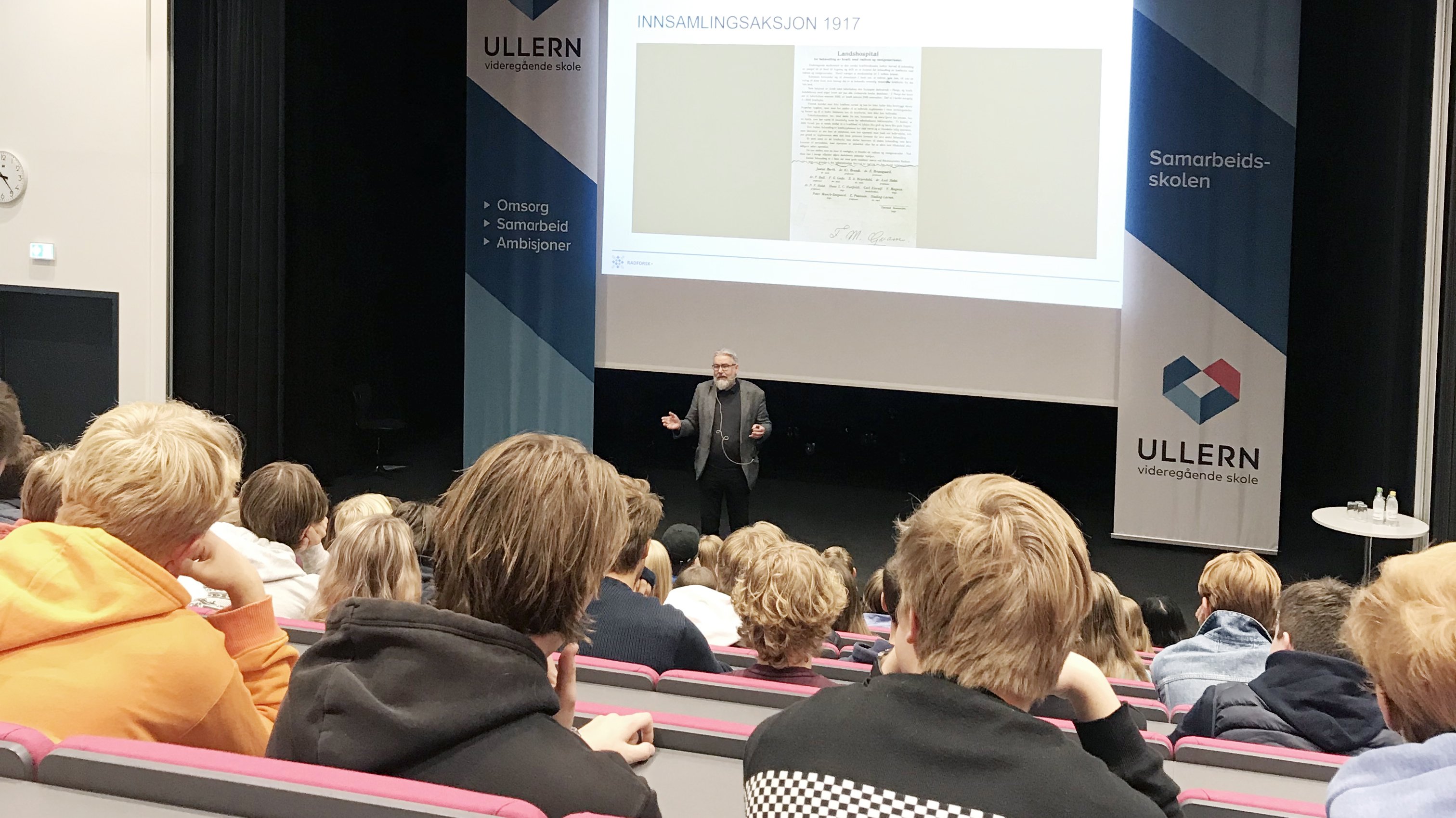 Jonas Einarsson lecturing to students at Ullern