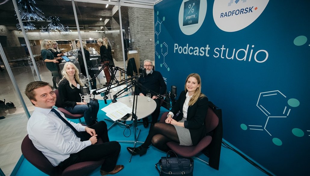 The participants in the podcast Radium and Utbytte at DNB Nordic Healthcare Conference 2019 in the glass studio.