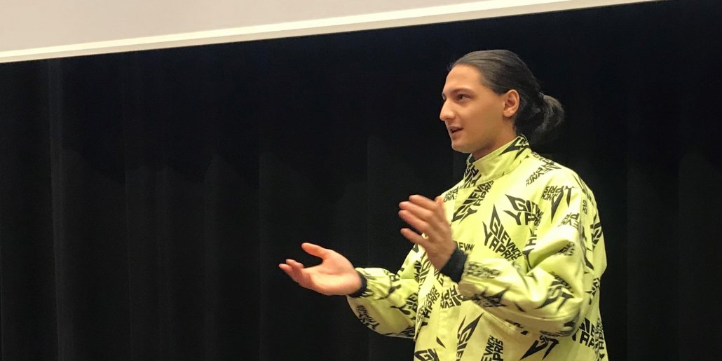 Moina Medbøe Tamuly is back on his old hunting grounds, telling Ullern students about life after graduation. 