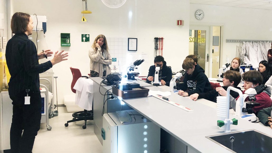 The researcher Morten Fure from Thermo Fisher tells the students about Dynabeads, also known as “Ugelstadkulene”, CAR T therapy, immunotherapy, and cancer. He has prepared T cell solutions that the students will look at in the microscope. Photo: Bente Prestegård.