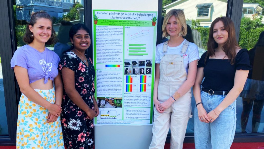 “How does light with different wavelength affect the growth of plants?” by Linnéa M. Skille, May Dagny Kollandsrud Hutchings, Tonje Marie Bjørklund Hopen and Elakhiya Dushyanthan won second place in both the Student’s Choice and the Jury’s Choice. Photo: Elisabeth Kirkeng Andersen