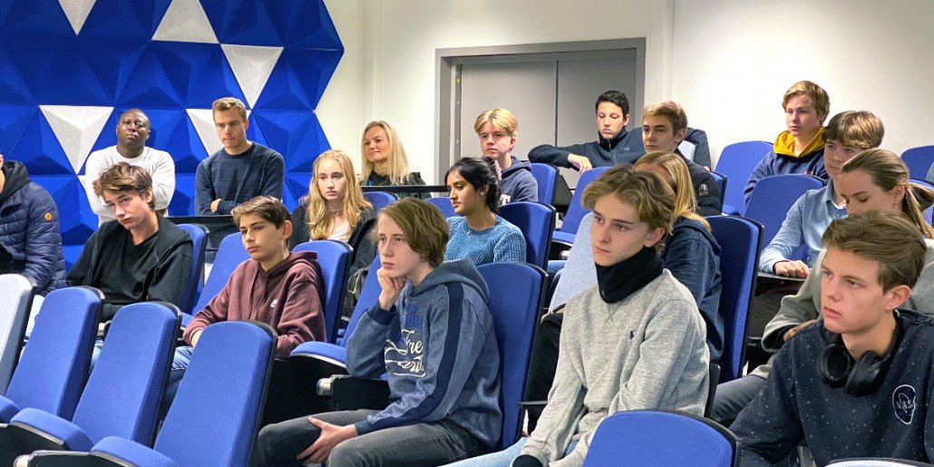 The students listened intently to all the advice from their new mentors: Steven, Henrik, Øyvind and Janne. Photo: Elisabeth Kirkeng Andersen.