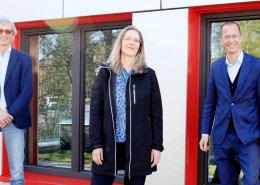 picture of Bjørn Klem, Janne Nestvold and Ketil Widerberg in front of OCC Innovation Park red framed windows. Old and new incubator leadership.