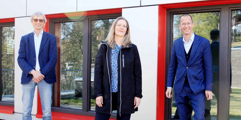 picture of Bjørn Klem, Janne Nestvold and Ketil Widerberg in front of OCC Innovation Park red framed windows. Old and new incubator leadership.